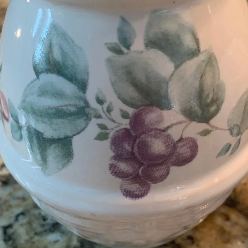 Pfaltzgraff vintage grapevine salt and pepper shakers